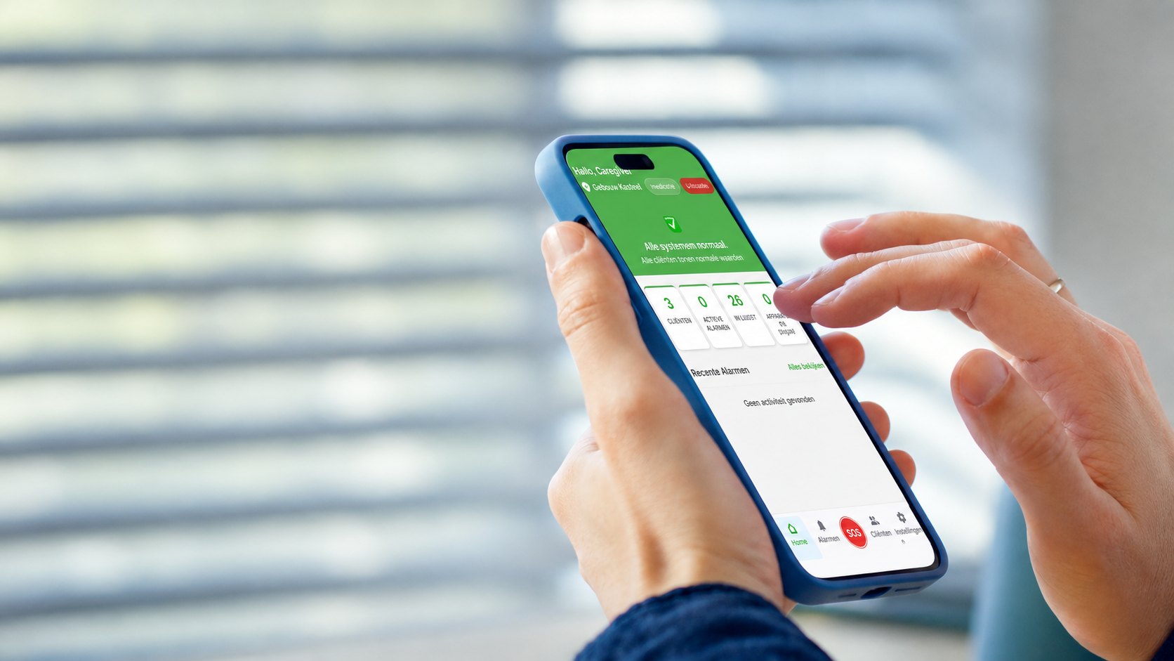 Zorgverlener bekijkt het SentraCare-dashboard op een telefoon